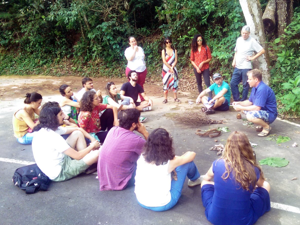 Uma roda com os participantes junto a uma floresta onde são discutidos os padrões encontrados por cada um.